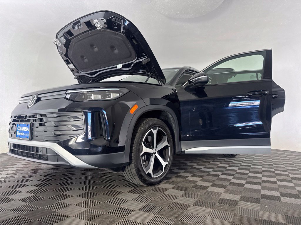 Used 2025 Volkswagen Tiguan SE AWD/4WD image 15