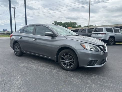 Used 2019 Nissan Sentra SV image 2