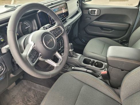 Used 2025 Jeep Wrangler Unlimited Sahara AWD/4WD image 18