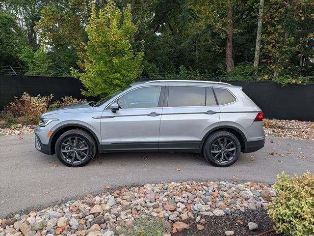 Used 2022 Volkswagen Tiguan SE AWD/4WD image 2