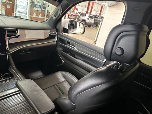 Used 2022 Jeep Wagoneer Series III w/ Flexible Seating Group AWD/4WD image 14