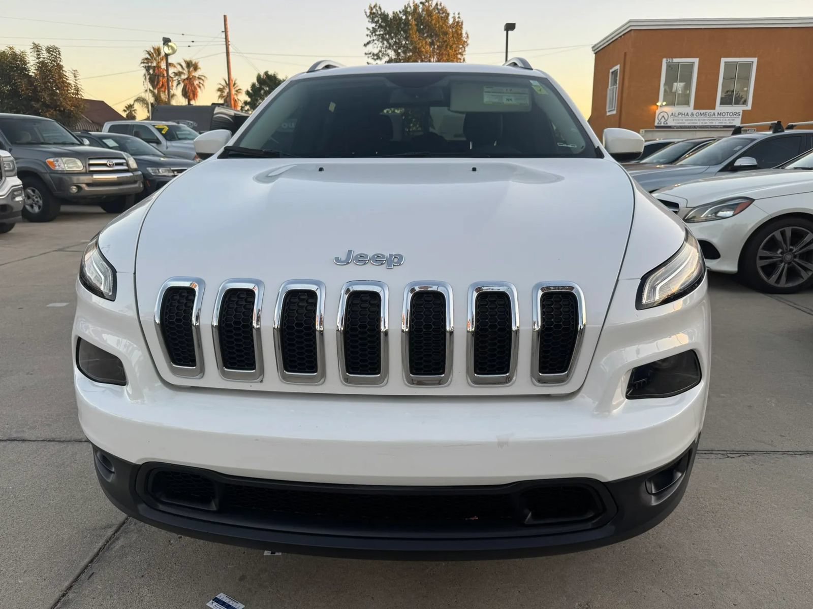 Used 2017 Jeep Cherokee Latitude FWD image 2