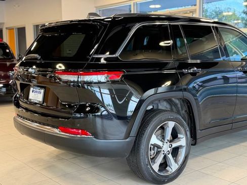 Used 2023 Jeep Grand Cherokee 4WD 4xe image 11