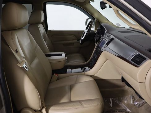 Used 2013 Cadillac Escalade Luxury AWD/4WD image 17