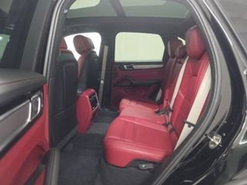 Used 2023 Porsche Cayenne Platinum Edition AWD/4WD image 9