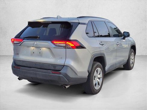 Used 2021 Toyota RAV4 LE FWD image 5