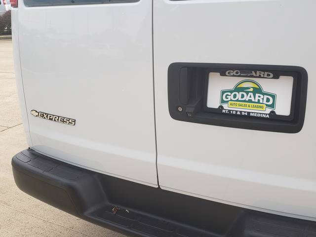 Used 2018 Chevrolet Express 2500 w/ Driver Convenience Package RWD image 9
