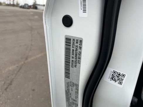 Used 2025 Jeep Compass Latitude image 29