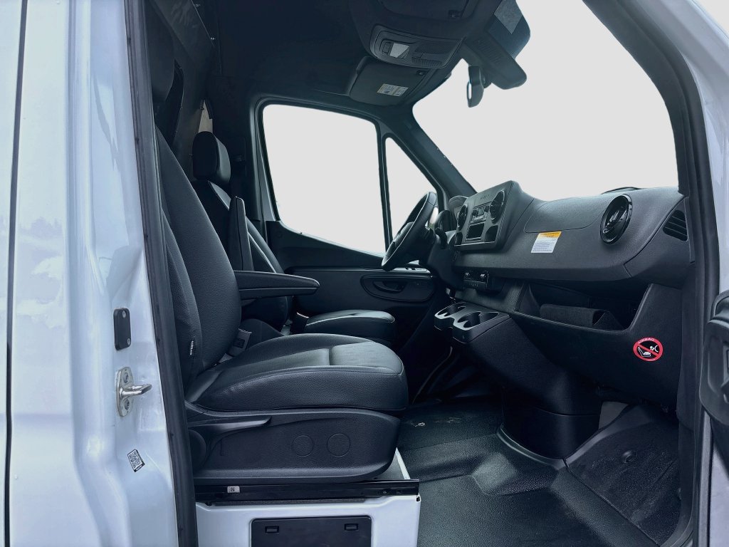 Used 2025 Mercedes-Benz Sprinter 2500 image 27