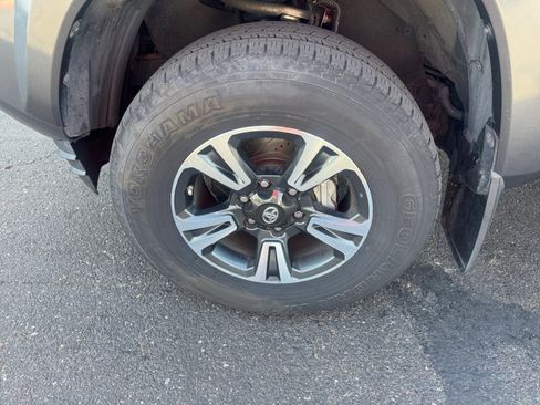 Used 2018 Toyota Tacoma TRD Sport AWD/4WD image 26