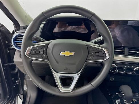 Used 2025 Chevrolet Trax LT w/ LT Convenience Package image 12