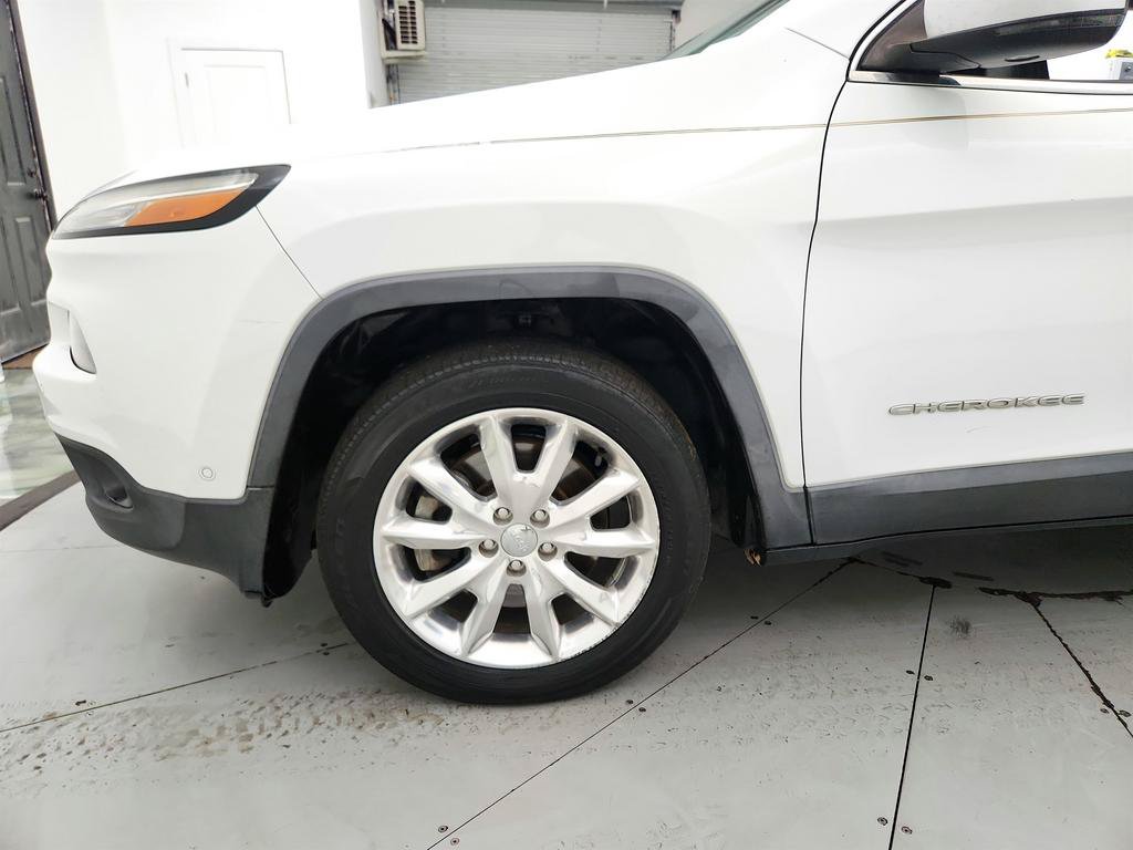 Used 2014 Jeep Cherokee Limited w/ Technology Group FWD image 32