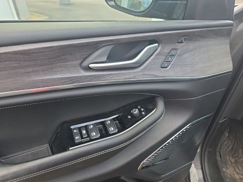 Used 2024 Jeep Grand Cherokee Overland w/ Adv Protech Group III image 15