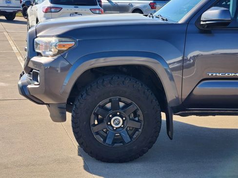 Used 2017 Toyota Tacoma SR5 w/ Tow Package image 9
