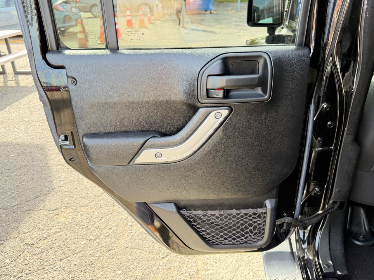 Used 2016 Jeep Wrangler Unlimited Sahara w/ Connectivity Group AWD/4WD image 28