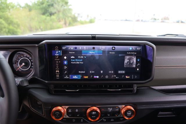 Used 2025 Jeep Gladiator Mojave AWD/4WD image 18