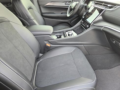 New 2025 Jeep Grand Cherokee 4WD image 10