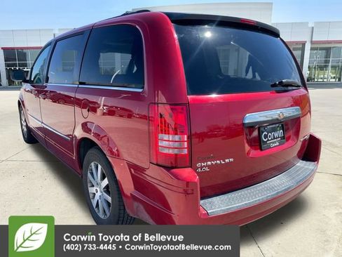 Used 2009 Chrysler Town & Country Touring image 3