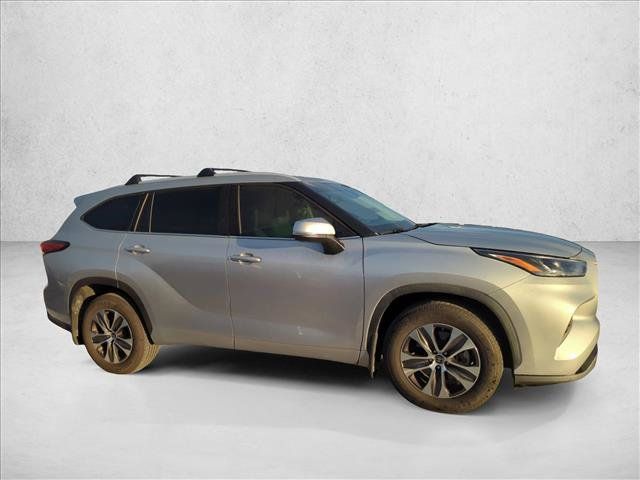 Used 2022 Toyota Highlander XLE AWD/4WD image 4