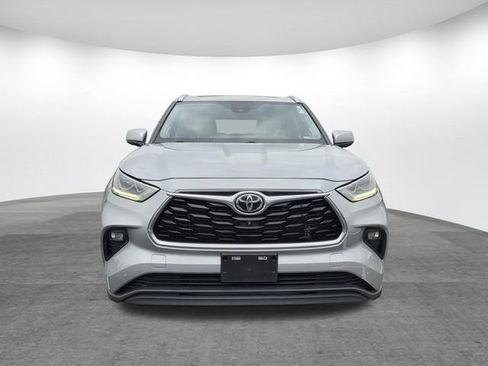 Used 2023 Toyota Highlander Limited FWD image 2