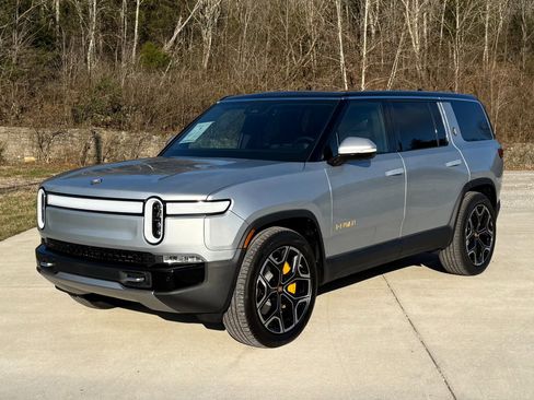 Used 2023 Rivian R1S Adventure image 2