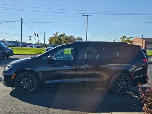 New 2026 Chrysler Pacifica Limited w/ Uconnect Theater Family Group image 9