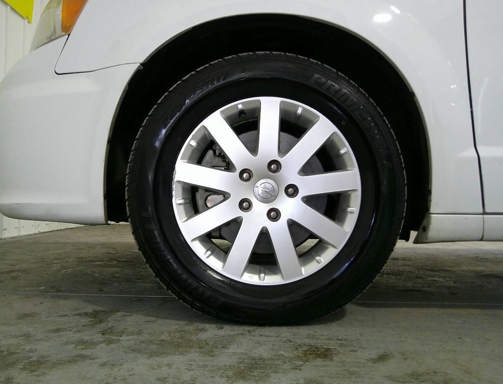 Used 2014 Chrysler Town & Country Touring FWD image 10
