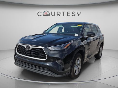 Certified 2023 Toyota Highlander L FWD image 1