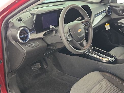 Used 2025 Chevrolet Trax LT image 16