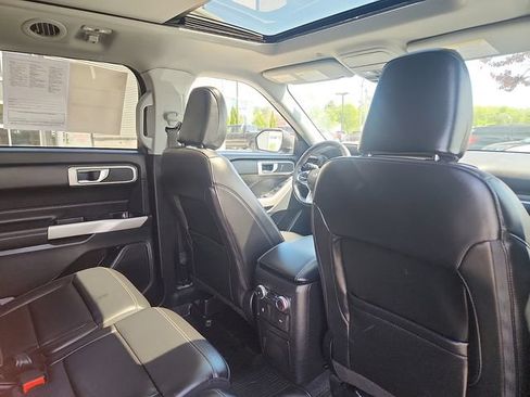 Used 2022 Ford Explorer XLT w/ Equipment Group 202A AWD/4WD image 31