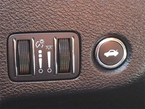 Used 2015 Dodge Challenger SXT image 24