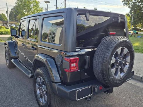 Used 2018 Jeep Wrangler Unlimited Sahara image 7
