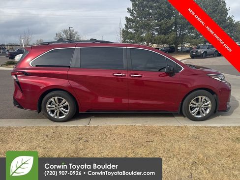 Used 2022 Toyota Sienna XSE image 5