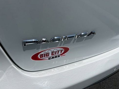 Used 2023 Chrysler Pacifica Touring-L FWD image 60