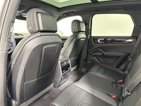Certified 2022 Porsche Cayenne w/ Premium Package Plus image 23