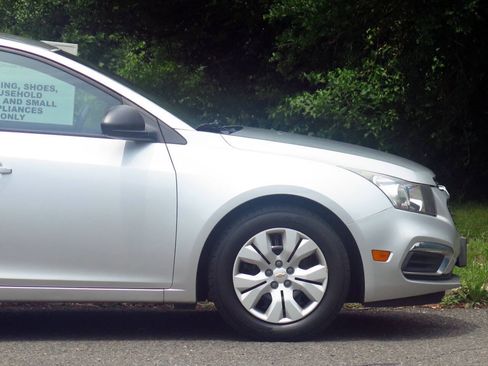 Used 2015 Chevrolet Cruze LS FWD image 27