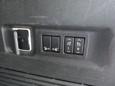 Used 2023 Chevrolet Suburban Premier image 19