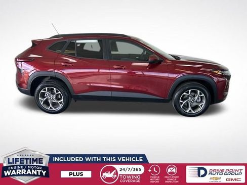 Used 2025 Chevrolet Trax LT FWD image 2