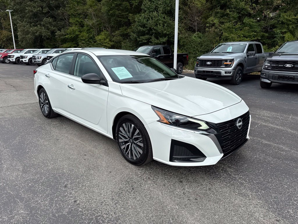 Used 2025 Nissan Altima 2.5 SV FWD image 3