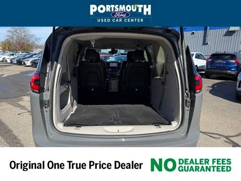 Used 2023 Chrysler Pacifica Touring-L image 12