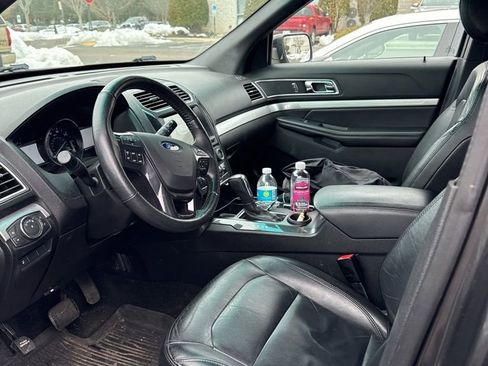 Used 2017 Ford Explorer XLT w/ Equipment Group 202A image 6