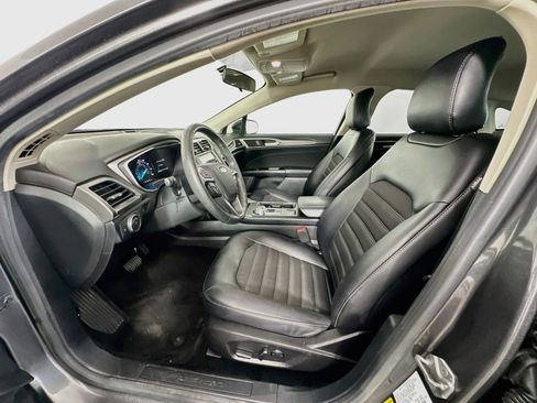 Used 2017 Ford Fusion SE w/ Equipment Group 201A FWD image 13