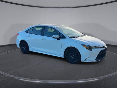 Used 2021 Toyota Corolla LE FWD image 2