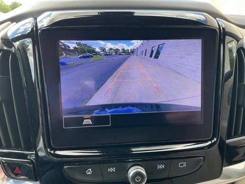 Used 2023 Chevrolet Traverse LT FWD image 3
