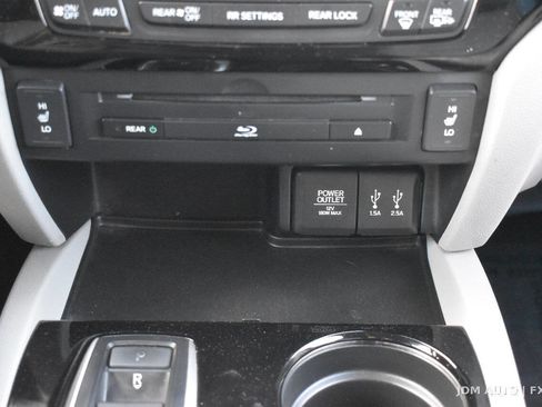 Used 2016 Honda Pilot Touring image 32