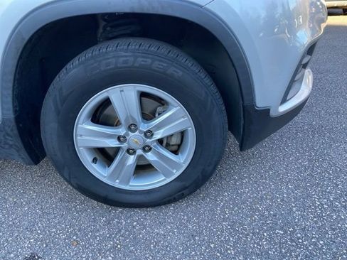 Used 2020 Chevrolet Trax LT w/ LT Convenience Package AWD/4WD image 24