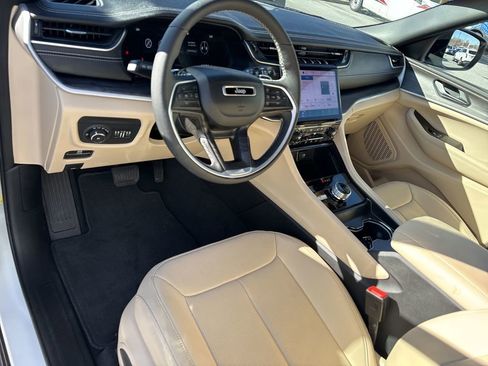 Used 2025 Jeep Grand Cherokee L Limited w/ Luxury Tech Group II image 13