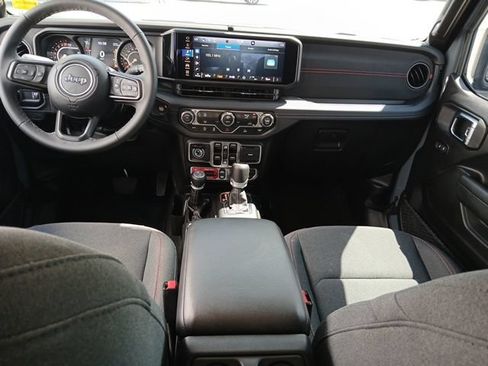 Used 2025 Jeep Gladiator Rubicon AWD/4WD image 15