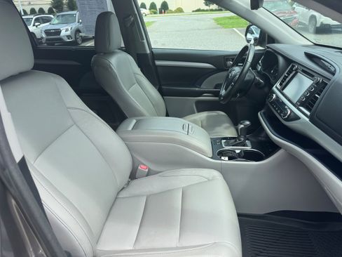 Used 2018 Toyota Highlander XLE AWD/4WD image 12