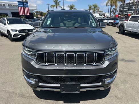 Used 2022 Jeep Wagoneer Series III w/ Premium Group I AWD/4WD image 2